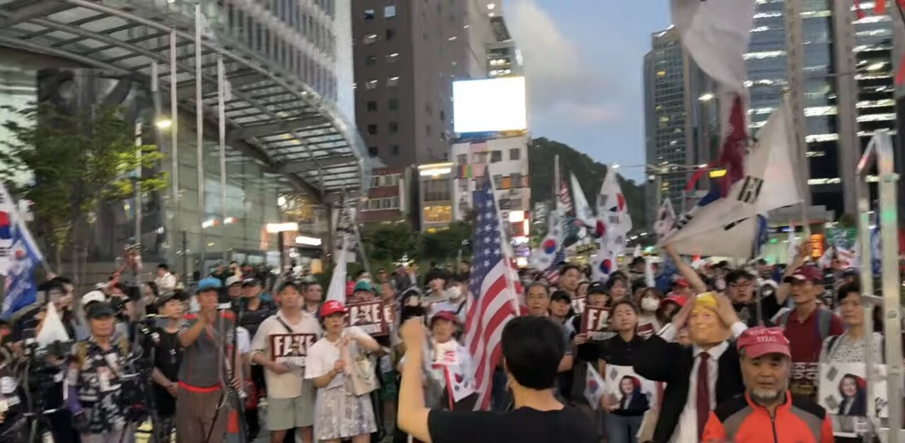 YOON AGAIN”·“FAKE PRESIDENT”...자유대학 in 명동 < 사회 < 기사본문 - 프리진뉴스
