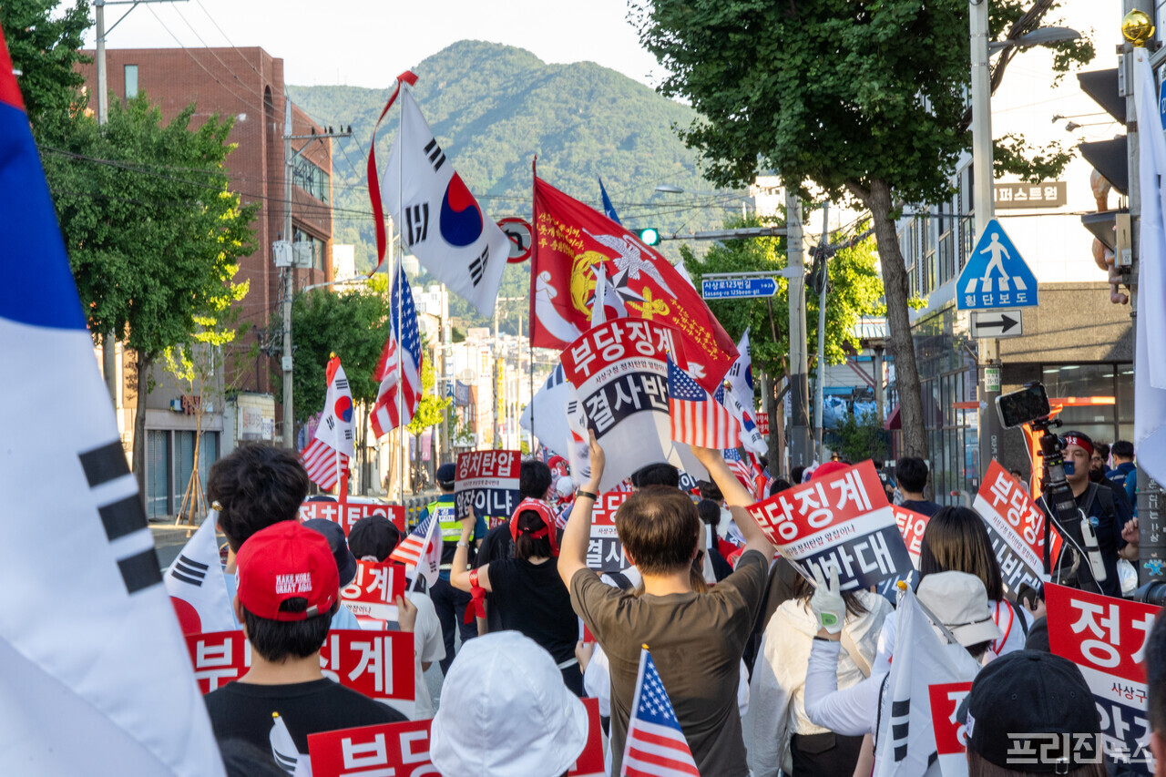 부산 사상역 앞,