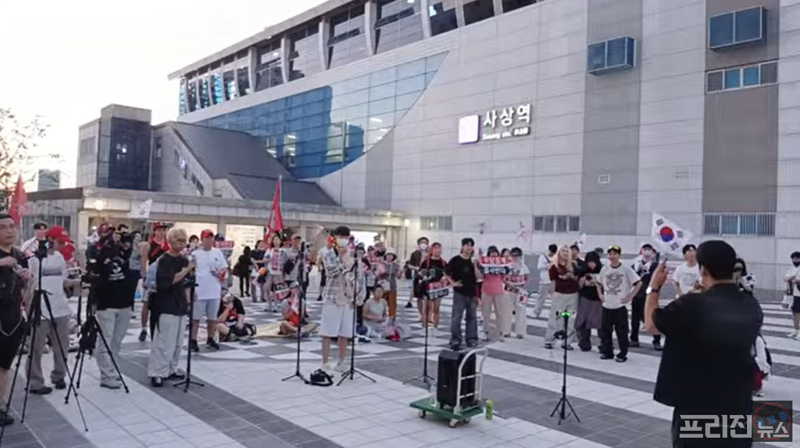 부산 사상역 앞,