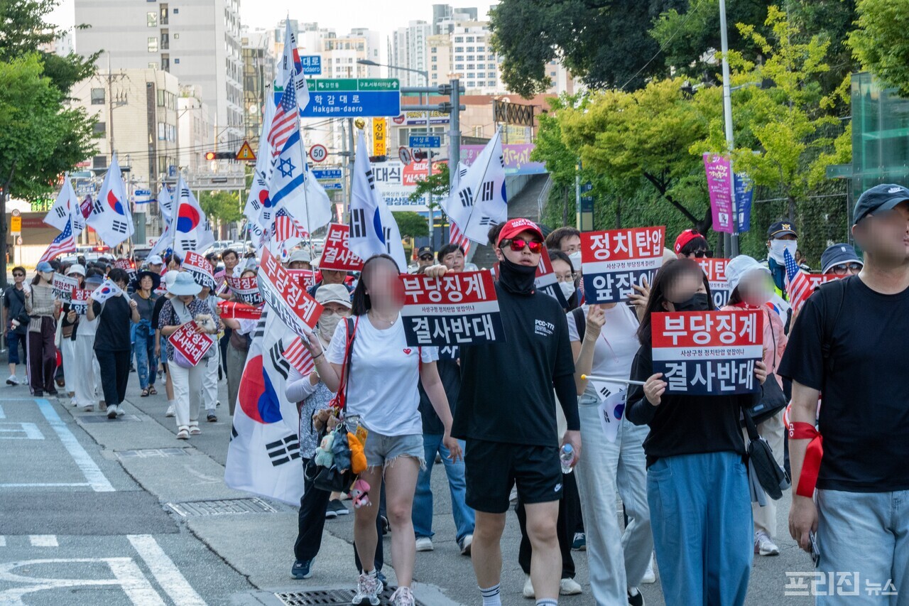 부산 사상역 앞,