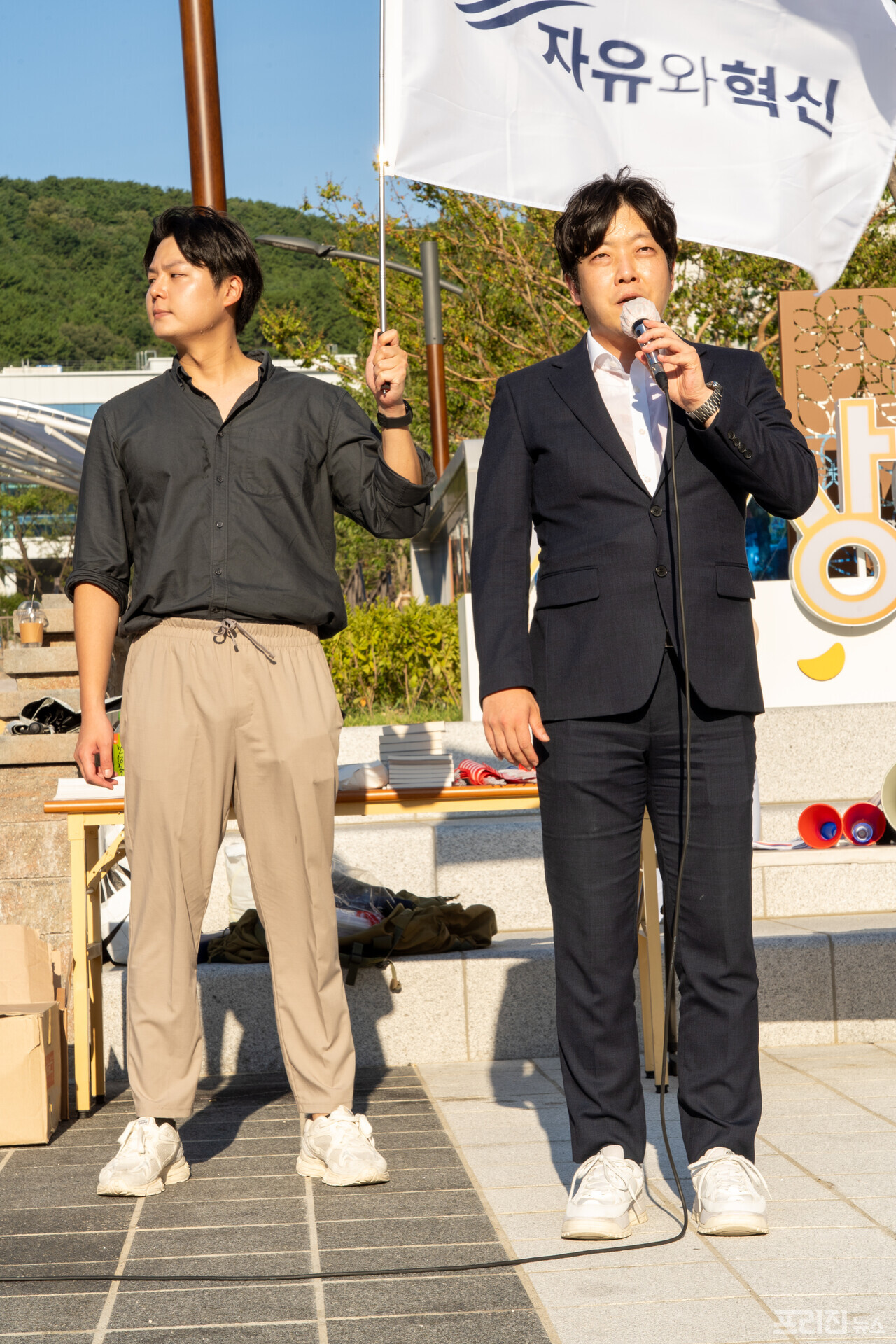 부산 사상역 앞,